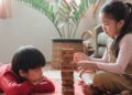 Trong gia đình có 2 con, sự thiên vị của cha mẹ ẩn chứa trong 3 hành vi vô thức này mà họ không biết