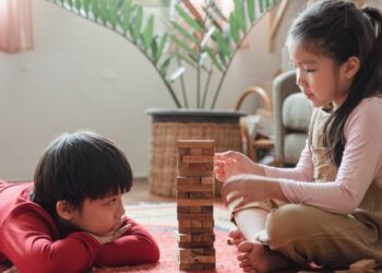 Trong gia đình có 2 con, sự thiên vị của cha mẹ ẩn chứa trong 3 hành vi vô thức này mà họ không biết