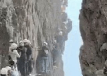 Độc lạ ‘tắc núi’ ở Trung Quốc, du khách chôn chân giữa vách đá thẳng đứng