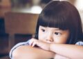 3 hành động của cha mẹ tưởng “thương mà gây hại”: Con cái bị tổn thương, bản thân bất lực khi con hư đốn
