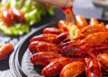 Người đàn ông hoại tử tay, suýt phải cắt cụt chỉ vì mắc 1 sai lầm tai hại khi ăn tôm