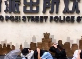 Khó hiểu giới trẻ Trung Quốc đua nhau đóng giả tội phạm bị bắt để chụp ảnh