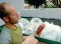 Triệu phú 30 tuổi “khùng điên”: từ bỏ tất cả để “sống nghèo”, bới rác tìm thức ăn, lí do sau đó là thứ nhiều người tìm kiếm