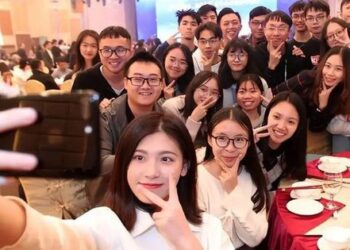 Chỗ ngồi trong buổi họp lớp được sắp xếp sẵn, nhân tố top đầu dứt khoát bỏ về khi biết ý nghĩa phía sau