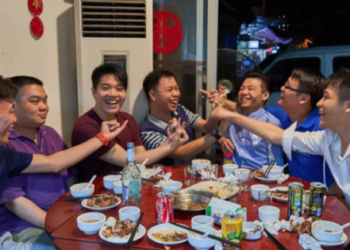 Buổi họp lớp quái gở: Không mất tiền còn được cho đồ cầm về nhưng tôi “cạch” tới già không bao giờ đi lần nữa