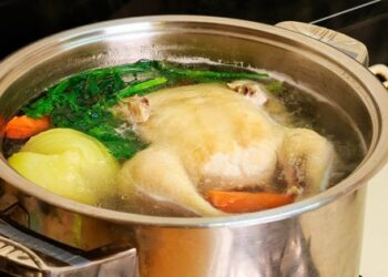 Người Việt nên bỏ ngay thói quen dùng nước luộc gà nấu canh rau cải, đây là lý do