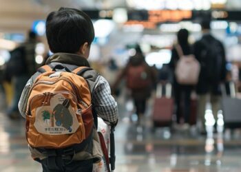 Bị lạc mẹ giữa sân bay lớn bậc nhất Châu Á, 2 đứa trẻ người Nhật có cách hành xử khiến dân mạng thán phục