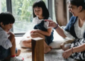Căn nhà mua tặng bố mẹ không có người ở nhưng tiền điện nước mỗi tháng vẫn tăng, tôi bí mật kiểm tra phát hiện sự thật đau đớn: “Con chẳng biết sống sao cho vừa lòng mẹ nữa!”