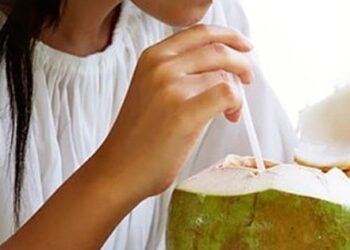 Nắng nóng có nên uống nước dừa mỗi ngày?