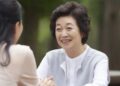Khi bị hỏi: “Con anh lương mỗi tháng bao nhiêu”, cha mẹ dại khờ vội vàng khoe con số, cha mẹ thông minh mỉm cười đáp như sau!