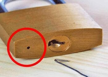 Vì sao ổ khóa nào cũng có một lỗ nhỏ ‘bí ẩn’ ở phía dưới: Rốt cuộc chúng có tác dụng gì?