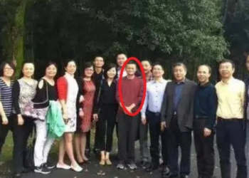 Đến buổi họp lớp, Jack Ma chụp một bức ảnh cũng gây bão mạng xã hội: Người xem gật gù ‘người này xứng đáng nhận sự kính nể’