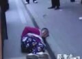 Bà cụ 75 tuổi ngã ở bến xe buýt, đòi tài xế bồi thường hơn 70 triệu: Đoạn video vạch trần sự thật