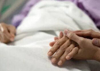 Nữ y tá tiết lộ 6 hiện tượng kỳ lạ bệnh nhân thường trải qua trước khi chết