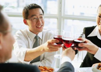 Sếp mời cả phòng đi ăn nhưng lại chỉ thẳng tôi thanh toán hóa đơn 10 triệu đồng: Về nhà nhận được tin nhắn mà ấm lòng