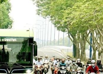Vì sao ngày càng nhiều người đi làm thích ‘cất xe riêng, đi xe buýt’?