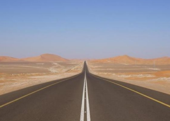 Xẻ ngang sa mạc, Saudi Arabia xây dựng công trình như phim viễn tưởng: Dải bê tông nhựa thẳng tắp dài 240 km, không khúc quanh, không ngã rẽ, lập Kỷ lục Guinness Thế giới