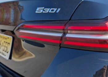BMW loại bỏ chữ cái quen thuộc trên hàng loạt xe xăng nhằm phân biệt với xe điện