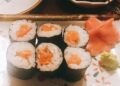 Sushi, cơm cuộn vừa ngon vừa tiện nhưng ăn vào mùa hè càng cần chú ý 3 điều quan trọng để tránh ngộ độc