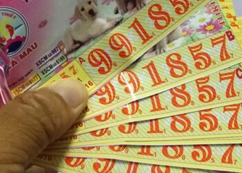 Trúng xổ số 800 cây vàng, người đàn ông liền bỏ vợ con để thoải mái ăn chơi, chỉ sau 1 năm báo ứng ập đến: Không đủ tiền ăn phở, phải quay về với nghề lái đò