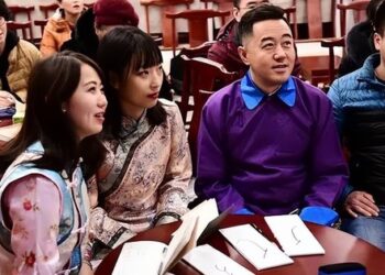 17 người bạn hẹn đi họp lớp, sát giờ xuất hiện người thứ 18: Tất cả đứng hình rồi vỡ òa trong phút chốc