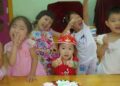 Người mẹ mua chiếc bánh sinh nhật lên lớp mừng tuổi con bị cô giáo “trả về”: Lời giải thích sau đó gây tranh cãi