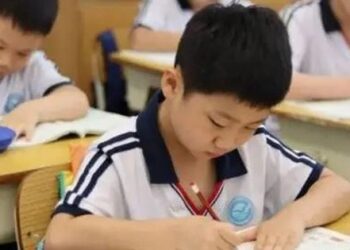 Bài văn “không còn bố nữa” của cậu bé lớp 2 đạt điểm tuyệt đối: Chỉ vài dòng mà khiến ai cũng rơi nước mắt