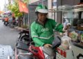 75 tuổi vẫn chạy Grab, giao hàng ShopeeFood