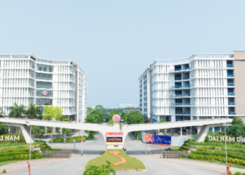 ĐH Đại Nam trao học bổng cho tân sinh viên là người thân của cán bộ ngành y tế, giáo dục