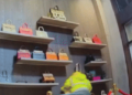Video: 60 chiếc Hermes Birkin trị giá 45 tỷ bị nhồi nhét vào thùng rác, dân chơi hàng hiệu nhìn chỉ biết xót xa