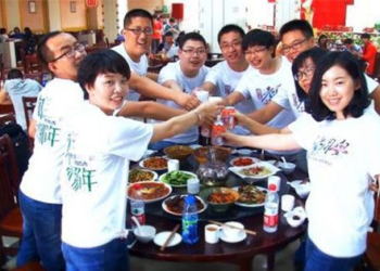 U50 gom đồ ăn thừa sau buổi họp lớp bị bạn bè trông thấy, về nhà tôi nhận 1 tin nhắn mà lặng người