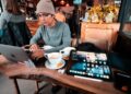 Quán cafe đầu tiên CẤM khách dùng laptop ngồi làm việc: ‘Khách yêu cầu quán tắt nhạc để họp trực tuyến trong khi chỉ gọi 1 ly nước!’