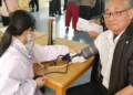 Người đàn ông 60 tuổi uống một ly nước ấm mỗi sáng trong nửa năm, bác sĩ ở bệnh viện đã bị sốc