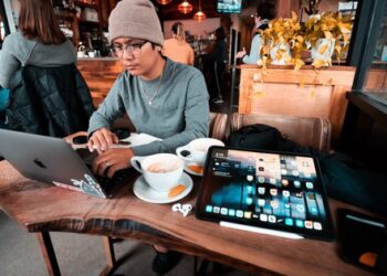 Quán cafe đầu tiên CẤM khách dùng laptop ngồi làm việc: ‘Khách yêu cầu quán tắt nhạc để họp trực tuyến trong khi chỉ gọi 1 ly nước!’