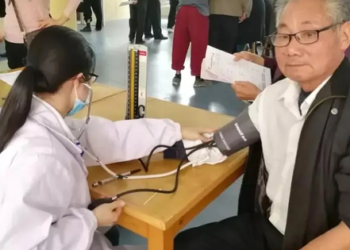 Người đàn ông 60 tuổi uống một ly nước ấm mỗi sáng trong nửa năm, bác sĩ ở bệnh viện đã bị sốc