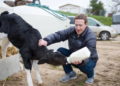 Mark Zuckerberg ở tuổi 40: Chuyển sang phong cách hip-hop, thích chăn bò và nấu bia