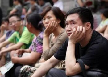 Phụ huynh Hà Nội chia sẻ tiền học hàng tháng của con học lớp 7, nghe con số ai cũng toát mồ hôi: “Bằng lương của tôi rồi”