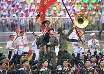 Em bé tượng đài Điện Biên được cưng nhất tỏa sáng giữa rừng cờ hoa và chiến sĩ ”bức hình nói lên ngàn thông điệp”
