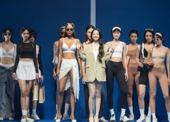 Độc đáo: Khách quốc tế ‘chốt đơn’ ngay tại sàn diễn thời trang của show nội địa Việt, nhiều sản phẩm ‘sold out’ chớp nhoáng