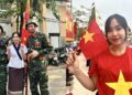 Hot girl Lào vượt 500km đến Điện Biên, chụp ảnh cùng bộ đội Việt: “Quá mê các anh lính diễu hành”