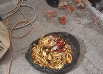 4,4kg vàng được đào ra từ tường nhà nhưng chủ nhà không hề vui mừng: Có người sẽ phải đi tù!