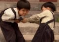 Trẻ “ở nhà là báo con, ra đường là mèo con” có thể do cha mẹ mắc 3 sai lầm này khi dạy con