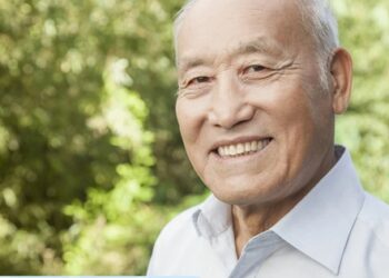 Cụ ông 97 tuổi vẫn đi dạo, viết chữ mỗi ngày: Bí quyết sống thọ, khỏe dai tóm gọn nhờ 2 chữ “tự do”