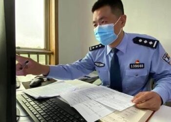 1 người đàn ông ăn mặc rách rưới mang 1 tỷ đồng tiền mặt đi mua vàng bất ngờ bị cảnh sát bắt giữ: Vụ án xảy ra 10 năm trước bất ngờ bị phanh phui