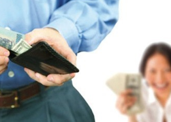 Nam giới thi nhau than “vợ giữ tiền chồng là bạo lực gia đình”: Bác sĩ lên tiếng