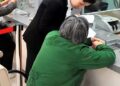 Mẹ vợ đòi chuyển gần 300 triệu đồng cho con rể, nhân viên ngân hàng từ chối giao dịch, lập tức báo cảnh sát về tận nhà điều tra