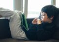 Cách rèn thói quen làm việc nhà với ‘đứa trẻ hay quên’