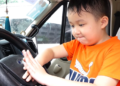 Từ vụ bé trai 5 tuổi bị bỏ quên trên xe, đây là 6 KỸ NĂNG cha mẹ nhất định phải hướng dẫn trẻ để thoát hiểm