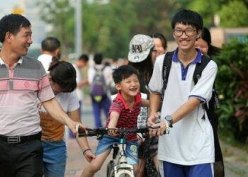 Con trai thi đại học đạt điểm cao vút, bố vẫn ép phải thi lại: Khi có kết quả, cả nhà im lặng