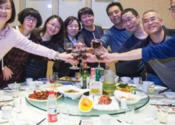 “Trong buổi họp lớp, tôi bị bạn bè cười nhạo lương thấp, đến khi con trai tôi đến đón, ai nấy yên lặng xấu hổ”